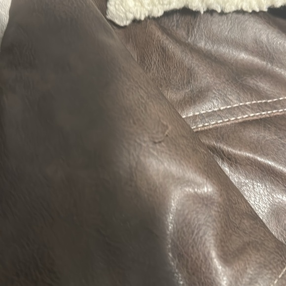 Kids jacket used has a little tear on it - Picture 5 of 5